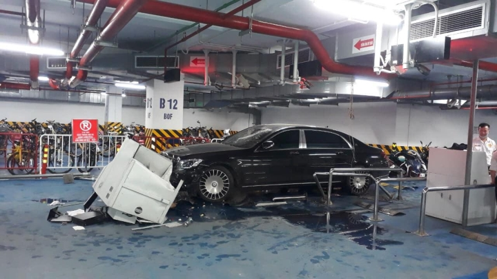 Hà Nội: Mercedes Maybach tông loạt xe máy ở hầm chung cư, 1 người bị thương